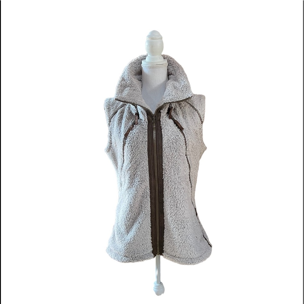 KUHL WOMENS LIGHT GRAY AND BROWN SHERPA ZIPPERED FLIGHT VEST SIZE LARGE.